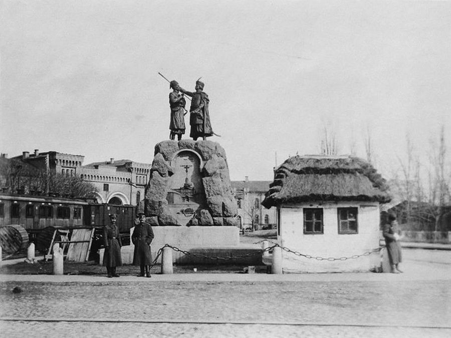 Iskra and Kochubei Monument Kiev 1918 01