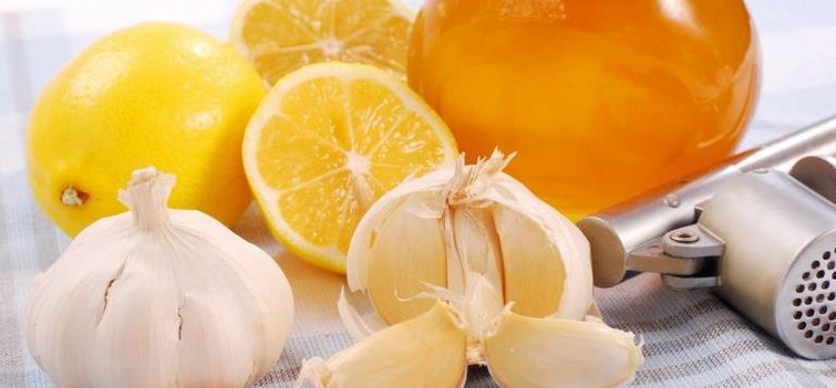 Завдяки сумiшi з лимона, часнику i меду можна приборкати високий тиск
