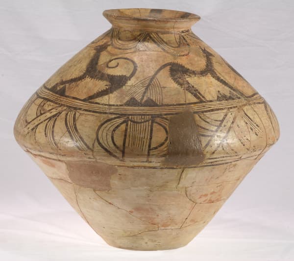 Biconical pot with zoomorphic representations. Moldavia 4 mil