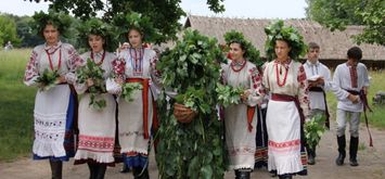 Як “водили тополю” й “завивали березу”на Зелені свята?