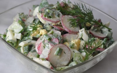 Весняний овочевий салат з яйцями і сметаною