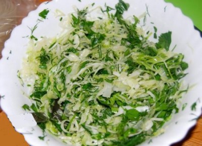 Салат з капусти з цибулею і зеленню