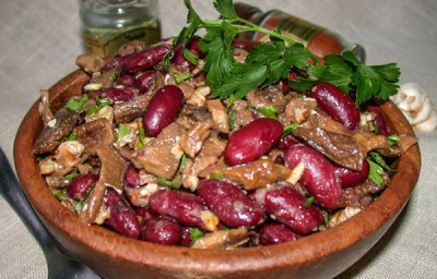 Салат з баклажанів і квасолі
